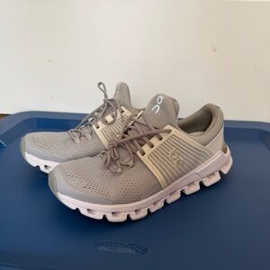 ON CLOUDSWIFT Women’s 8.5 Athletic Running Walking Shoe Glacier White Gray